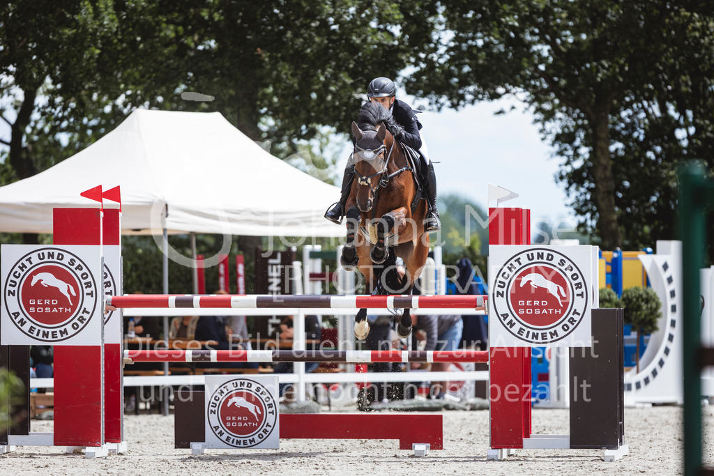 240616_Lemwerder_M2-Springen-530 | Deine schönsten Turniermomente als professionelle Fotos! Entdecke hochwertige Pferdesport-Fotografie im Online-Shop. Jetzt Fotos finden & bestellen!