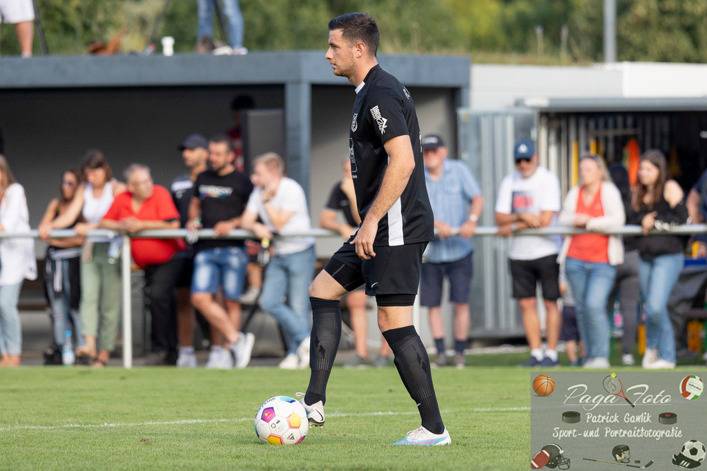 Hessenliga: Türk Gücü Friedberg - FC Eddersheim, 09.08.2024 | Maximilian Thomasberger (FC Eddersheim #5) am Ball, Freisteller, Portrait / Porträt, Türk Gücü Friedberg - FC Eddersheim, Friedberg, Städtischer Sportplatz, 9.8.2024 - Realisiert mit Pictrs.com