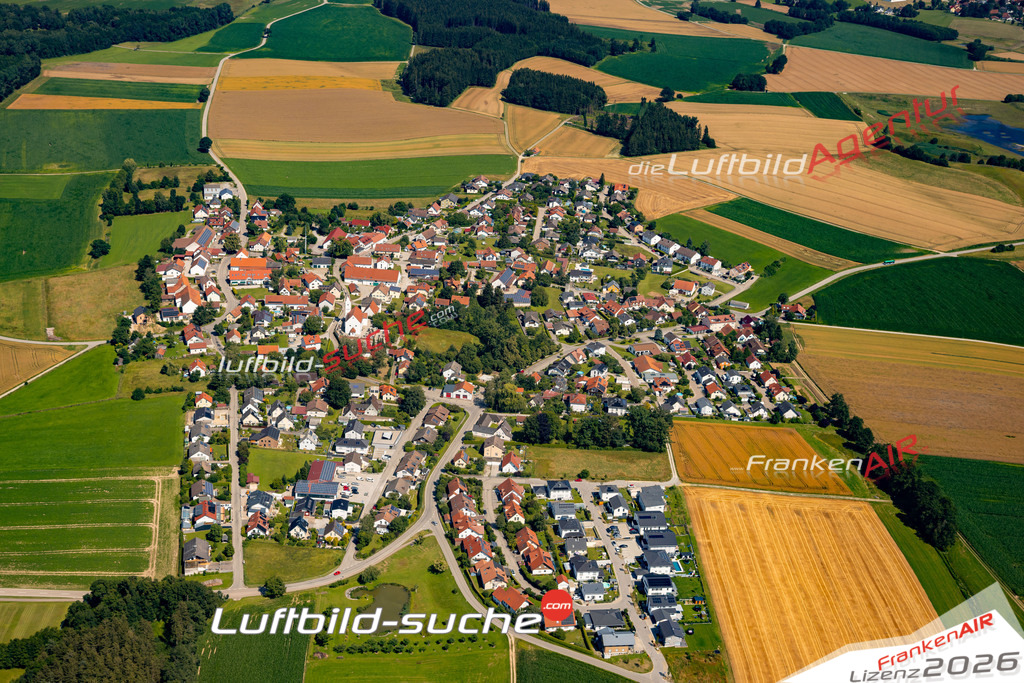 Das Luftbild zeigt : Baindlkirch Ried - Die Luftaufnahme wurde 2024 vom UL-Flugzeug aus erstellt ( keine Drohne ) - Hochauflösende Luftaufnahme - Für grossformatige Ausdrucke geeignet. Die Geschenkidee !Mit Lizenz und Bildrechte bestellbar