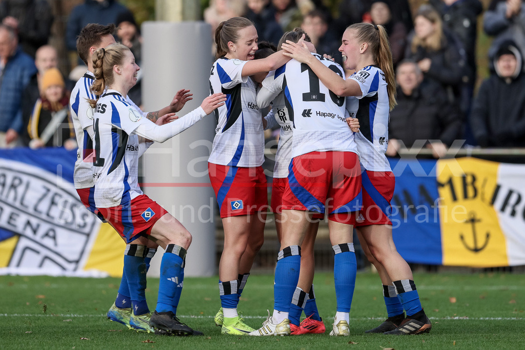 Fussball, DFB-Pokal Frauen, Hamburger SV - FC Carl Zeiss Jena | v.li.: Spielerinnen vom Hamburger SV mit Torjubel, Jubel, jubeln, jubelt, optimistisch, Spielszene, Highlight, Freude über das Tor zum 4:2, DIE DFB-RICHTLINIEN UNTERSAGEN JEGLICHE NUTZUNG VON FOTOS ALS SEQUENZBILDER UND/ODER VIDEOÄHNLICHE FOTOSTRECKEN. DFB REGULATIONS PROHIBIT ANY USE OF PHOTOGRAPHS AS IMAGE SEQUENCES AND/OR QUASI-VIDEO.