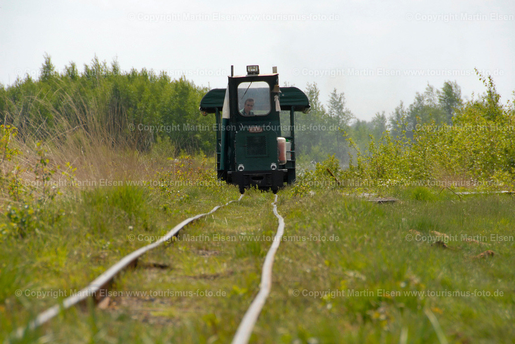 Moorkieker_DSC01 (145) | Aschhorn Drochtersen - Aufnahmedatum: 10.05.2009, Aufnahmehöhe:  m, Koordinaten:  - , Bildgröße: 3739 x  2503 Pixel - Copyright 2009 by Martin Elsen, Kontakt: Tel.: +49 157 74581206, E-Mail: info@schoenes-foto.deSchlagwörter: Moorkieker,Aschorner Moor,,Torfabbau, Wollgras,Torf,Fahrt,Zuf,Wagen,See,Wasser,Kinder,Landschaft, - Realisiert mit Pictrs.com