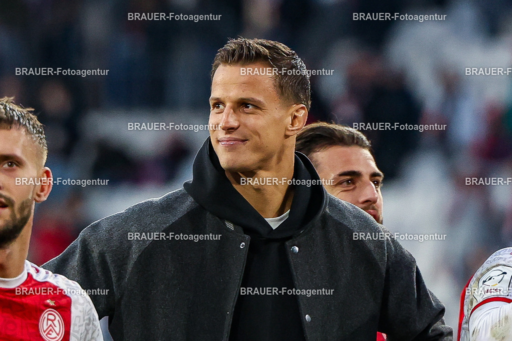 Rot-Weiss Essen - Viktoria Köln - 3.Liga | Essen, Deutschland, 18.10.2025Michael Schultz  (Rot-Weiss Essen) schaut während des 3.Liga Spiels zwischen Rot-Weiss Essen- Viktoria Köln im Stadion an der Hafenstraße am 01.08.2025 in Essen. (Foto von Timo Bluhmki-Schmidt/ Brauer Fotoagentur