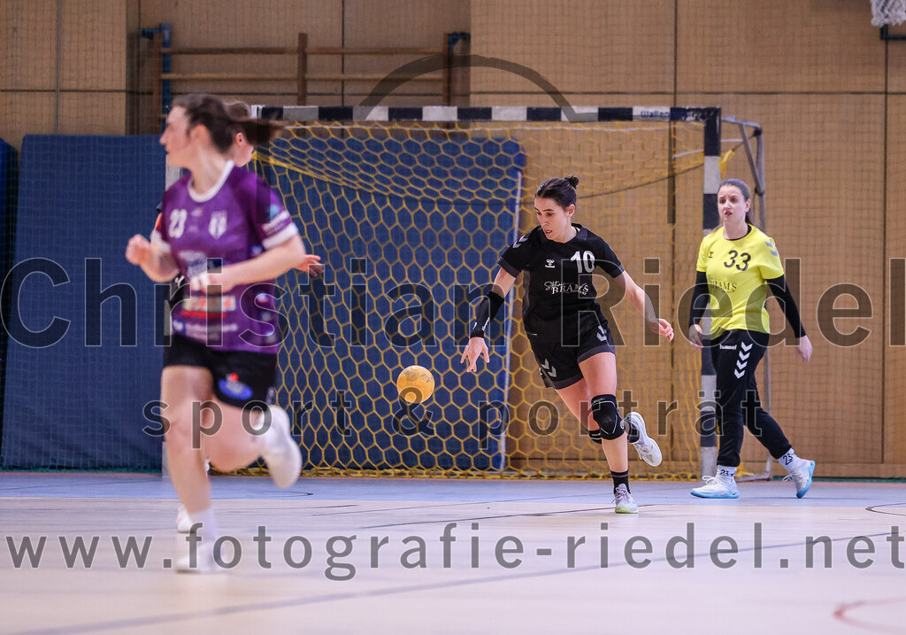 2024-12-14_114_SpVgg_Altenerding_gegen_SVA_Palzing | Erding, Deutschland, 14.12.2024:Handball, Bezirksoberliga Frauen Altbayern 2024 / 2024, 9. Spieltag, SpVgg Altenerding gegen SVA Palzing, Endergebnis: 20:30Katharina Künstner (SpVgg Altenerding, #23), Veronika Wöhrl (SVA Palzing, #10), Torfrau Sandra Huber (SVA Palzing, #33)Foto: Christian Riedel / fotografie-riedel.net