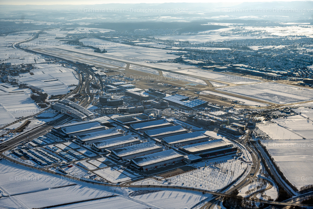 4043019 | LEINFELDEN-ECHTERDINGEN 13.02.2021 Winterlich schneebedeckte Abfertigungs- Gebäude und Terminals auf dem Gelände des Flughafen Stuttgart im Ortsteil Bernhausen in Leinfelden-Echterdingen im Bundesland Baden-Württemberg, Deutschland. Weiterführende Informationen bei: Flughafen Stuttgart GmbH. // Wintry snowy dispatch building and terminals on the premises of the airport Stuttgart in the district Bernhausen in Leinfelden-Echterdingen in the state Baden-Wuerttemberg, Germany. Further information at: Flughafen Stuttgart GmbH. Foto: Gerhard Launer