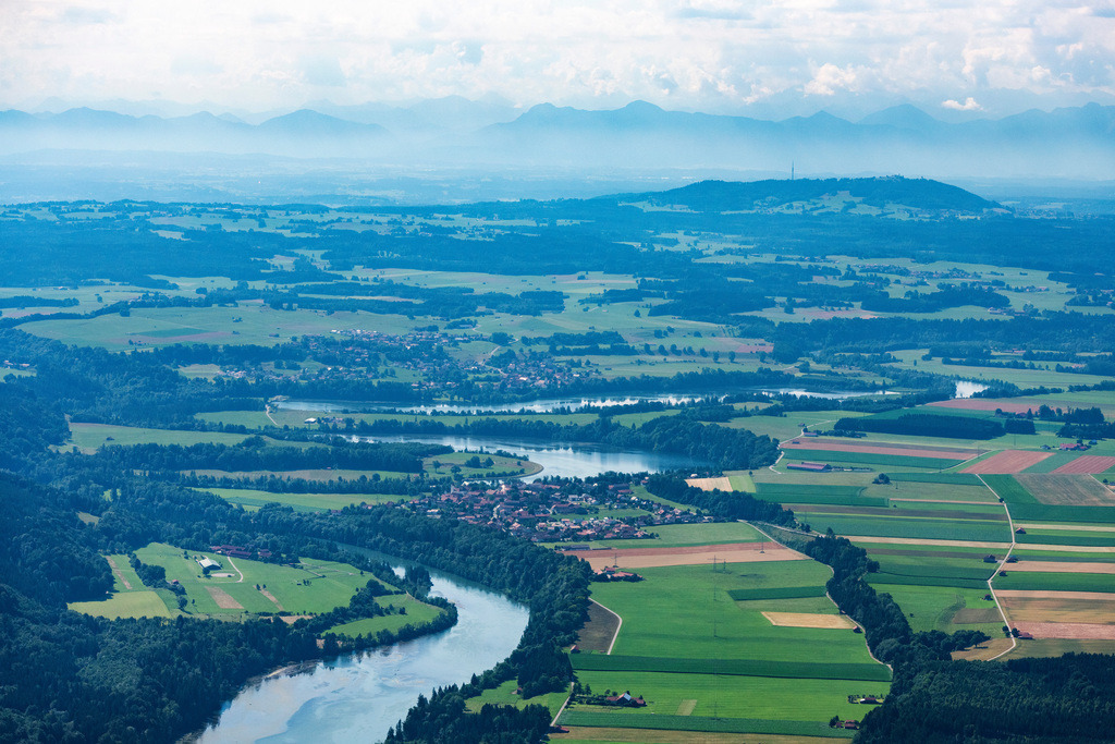 dr__0095100.jpg | VILGERTSHOFEN 06.07.2022 Uferbereiche am Flußverlauf des Lech mit Blick auf den Hohen Peißenberg in Vilgertshofen im Bundesland Bayern, Deutschland. 