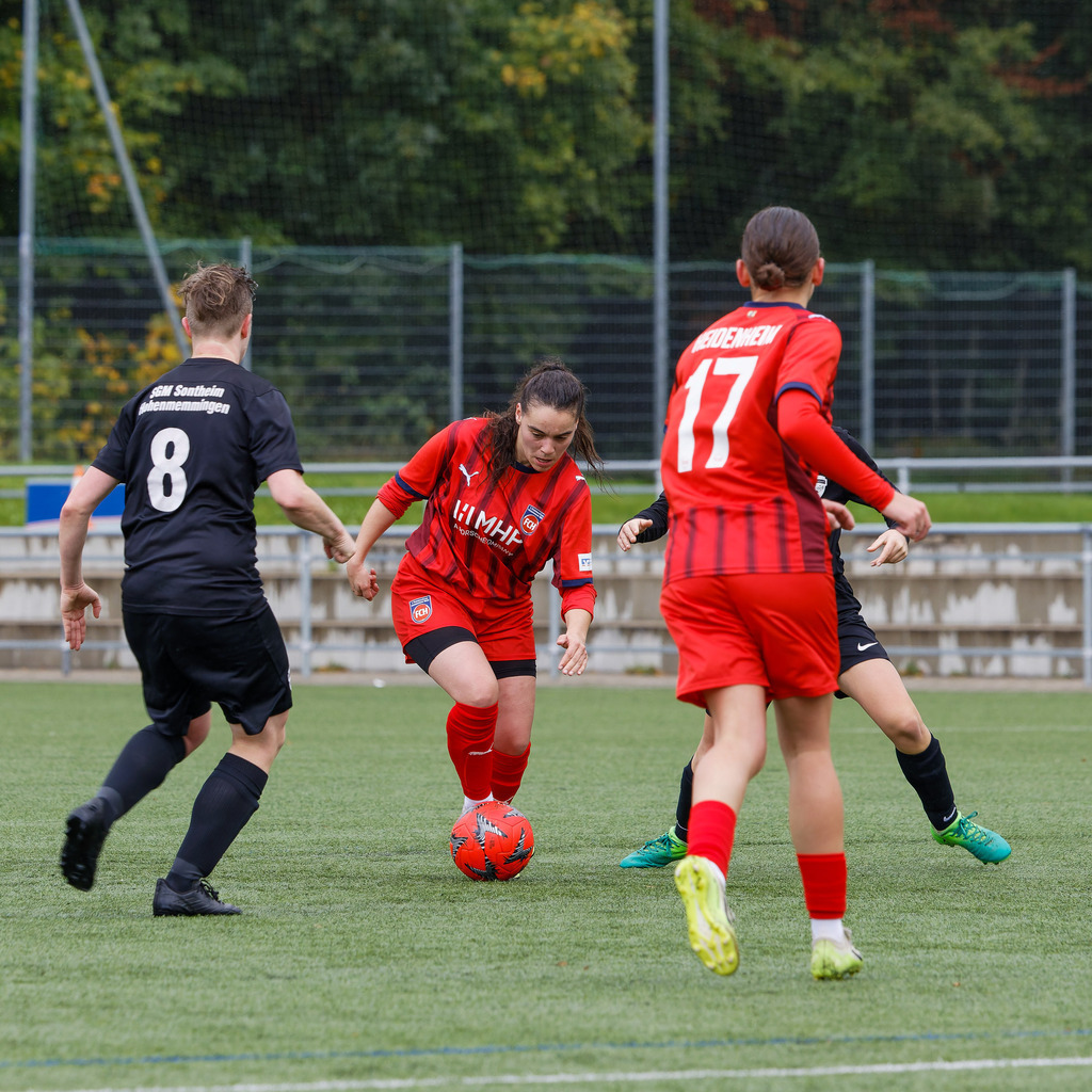 FCHHOH_251005_6934 | 1.FC Heidenheim 1846 II vs. SGM Hohenmemmingen/Sontheim, Fußball, Frauen, Bezirksliga, 2025/2026, 4. Spieltag, 05.10.2025 in Heidenheim, Kunstrasen b. Voith-Arena West(Foto: Michael Bulling) - Realisiert mit Pictrs.com