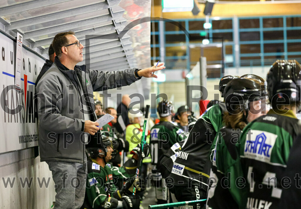 2022-09-23_100_TSV_Erding_gegen_EV_Fuessen | Erding, Deutschland, 23.09.2022:
Eishockey, Bayernliga 2022 / 2023, Testspiel, TSV Erding gegen EV Füssen, Endergebnis: 1:3

Trainer Andreas Becher (Erding Gladiators)

Foto: Christian Riedel / fotografie-riedel.net