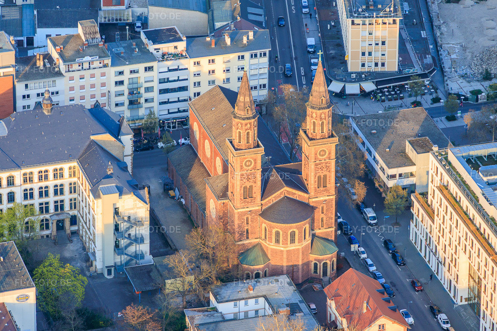 Luftbild: Kirche St. Ludwig an der Wredestraße im Ortsteil Mitte in Ludwigshafen im Bundesland Rheinland-Pfalz in Deutschland. Foto: IMG_153578.jpg vom 23.03.2026 durch Werner Riehm/FLY-FOTO.deAuflösung des Originals: 5504 x 3669 pxPfarrei Ludwigshafen Hll. Petrus und Paulus