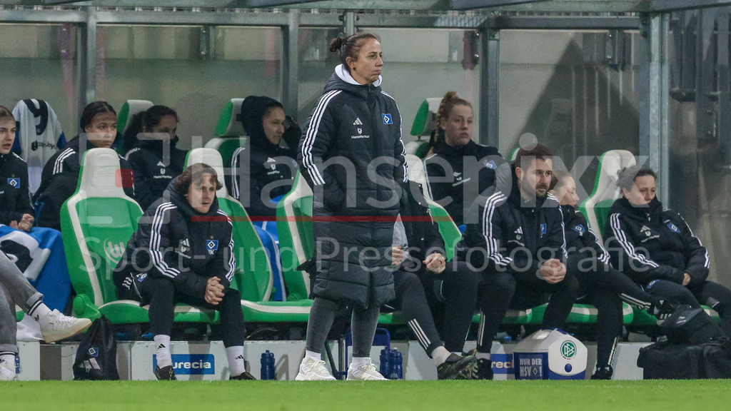 Fussball, Google Pixel Frauen-Bundesliga, VfL Wolfsburg - Hamburger SV | Liese Brancao (Lis, Trainerin, Hamburger SV), DIE DFB-RICHTLINIEN UNTERSAGEN JEGLICHE NUTZUNG VON FOTOS ALS SEQUENZBILDER UND/ODER VIDEOÄHNLICHE FOTOSTRECKEN. DFB REGULATIONS PROHIBIT ANY USE OF PHOTOGRAPHS AS IMAGE SEQUENCES AND/OR QUASI-VIDEO.