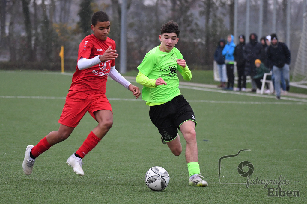 JFV Edewecht-Osnabrücker SC | C-Jugend Landesliga; JFV Edewecht (grün)-Osnabrücker SV (rot) am 18.11.2023; in Edewecht (Sportanlage Göhlenweg), Photo: Philip Eiben 2023 - Realisiert mit Pictrs.com