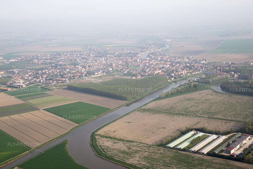 Aerial view: View of the town in Codigoro in the state Ferrara, Italy.Photo: IMG_087319.jpg taken on 04/05/2016 by Werner Riehm/FLY-FOTO.comResolution of the original: 5472 x 3648 px