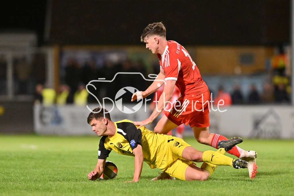 DJK Vilzing - FC Bayern Amateure | Im Duell Mario KUFNER (DJK Vilzing 6) und Richard Christian MEIER (FC Bayern Muenchen II 11) / Zweikampf / Regionalliga Bayern: DJK Vilzing - FC Bayern Amateure; Manfred-Zollner Stadion am 23.09.2025