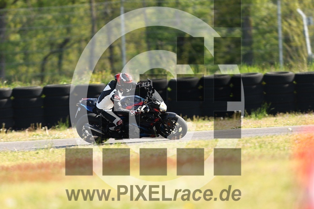 0121-20260426_00595 | Schöne Erinnerungen an spannende Momente - das festzuhalten ist unser Job. PIXELrace.de ist seit 2003 auf den Rennstrecken Europas unterwegs um die Action draußen beim Fahren und die wunderbare Stimmung imm Fahrerlager für euch einzufangen.