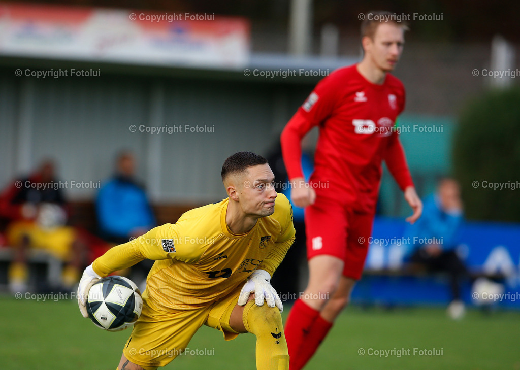 A_LUI_110925_25 | SPORT,FUSSBALL,LT1 OOE LIGA ASKOE OEDT 1B -SV BAD LEONFELDEN 11.10.2025 IM BILD:  TORHUETER ANTONIO PAVLIC (OEDT1B) UND (LEONFELDEN) FOTO:FOTOLUI