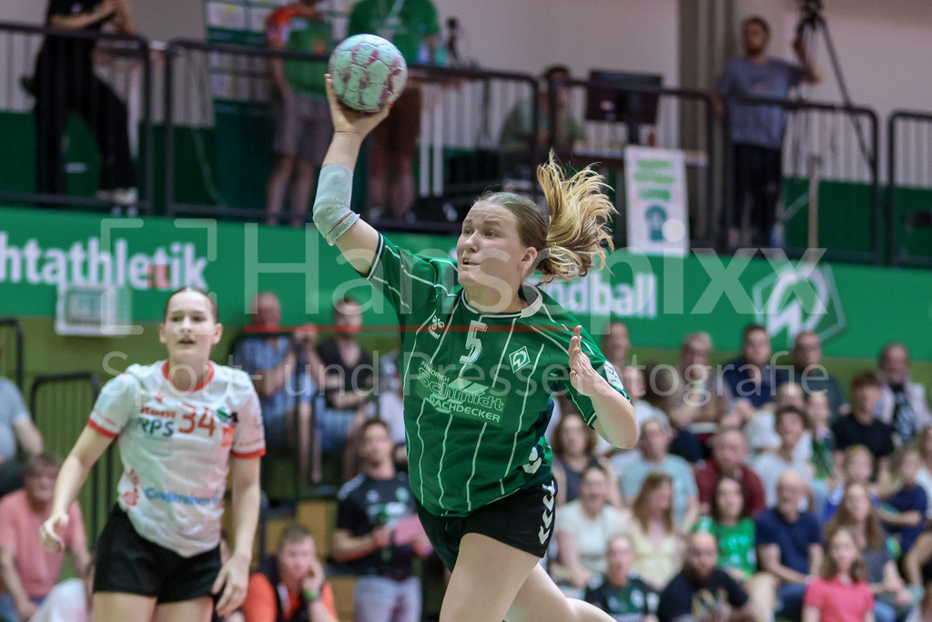 Handball, 2. Bundesliga Frauen, SV Werder Bremen - HSV Solingen-Gräfrath 76 | Farina Meyer (SV Werder Bremen, 5) beim Wurf, am Ball, Spielszene, Aktion, Action