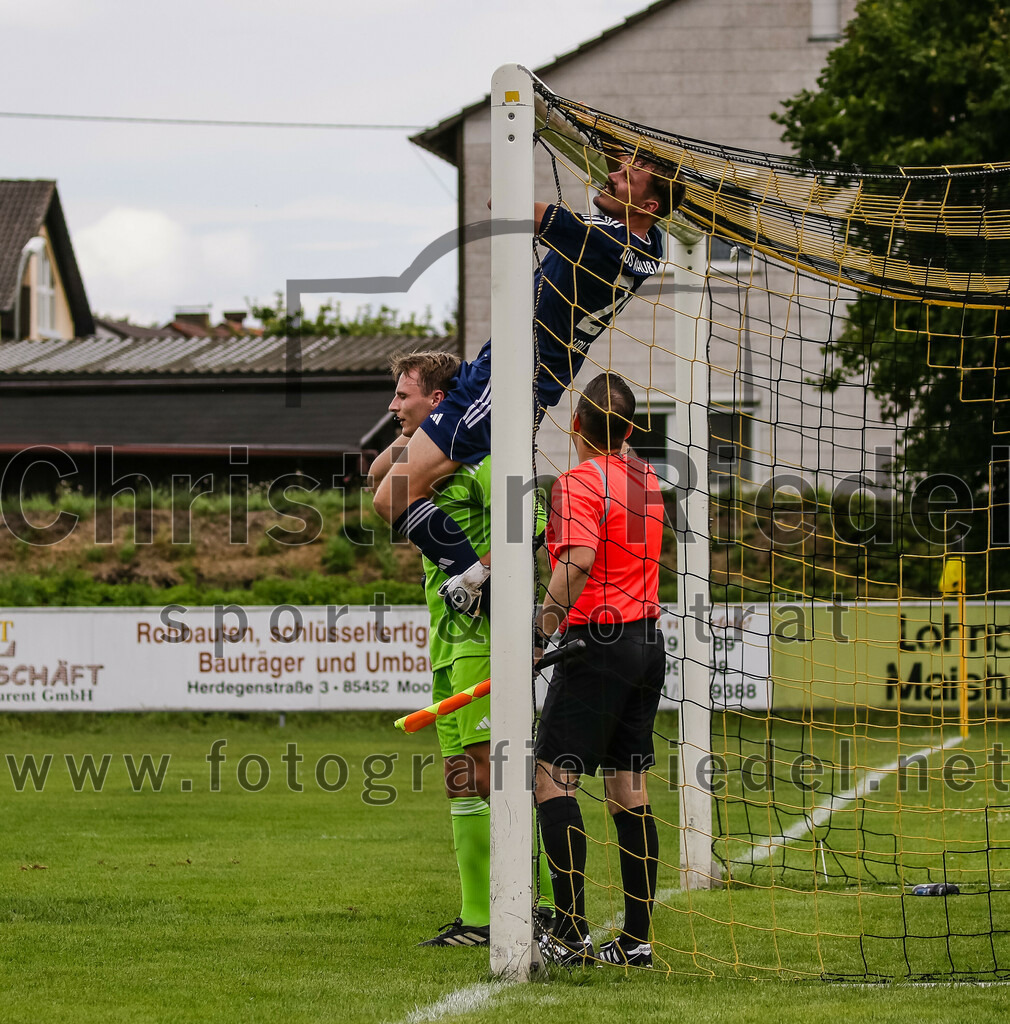 2023-07-29_009_FC_Moosinning_gegen_TuS_Raubling | Moosinning, Deutschland, 29.07.2023:
Fußball, Bezirksliga Oberbayern Ost 2023 / 2024, 1. Spieltag, FC Moosinning gegen TuS Raubling, Endergebnis: 0:7

Torwart Maximilian Wunderlich (TuS Raubling, #1), Quirin Wolfrum (TuS Raubling, #24)

Foto: Christian Riedel / fotografie-riedel.net