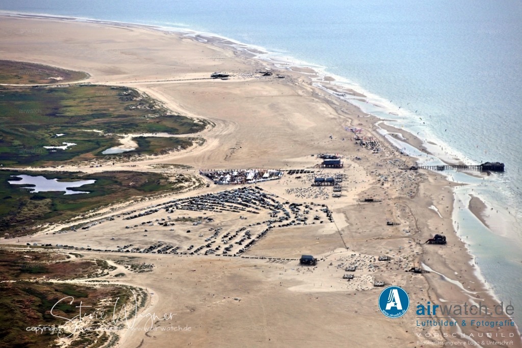 Luftbilder St.Peter-Ording | Die Geschichte von Sankt Peter-Ording reicht bis ins 14. Jahrhundert zurück, wobei der Name erstmals 1373 als „Ulstrop“ erwähnt wurde. Die Vereinigung der Ortsteile Sankt Peter und Ording erfolgte kirchlich 1863 und kommunal am 1. Januar 1967.