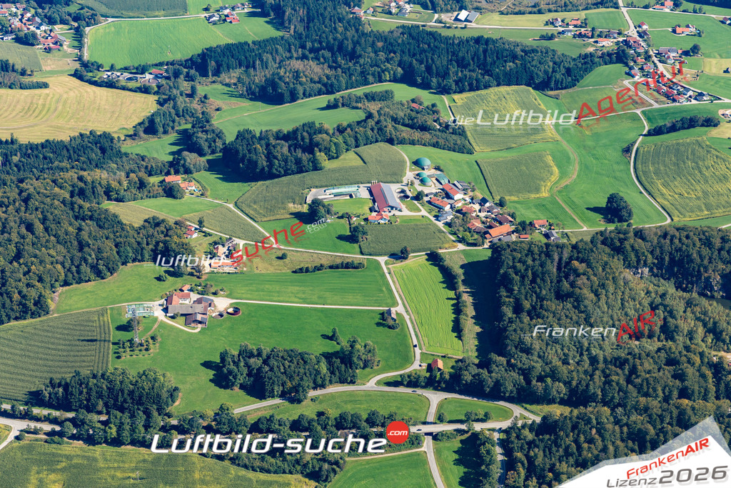 Die Luftaufnahme Stützersdorf - Tittling wurde 2021 mittels Flugzeug (keine Drohne) erstellt. Hohe Auflösung -für große Poster und Wandbilder geeignet!
