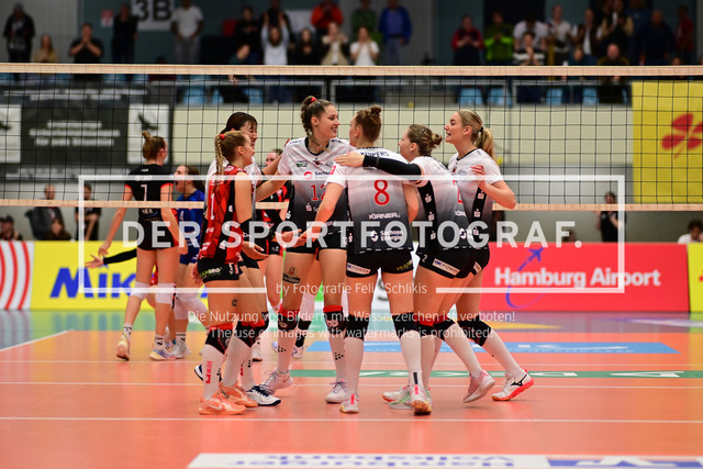 Volleyball I Frauen I Saison 2025-2026 I Bundesliga I 5. Spieltag I ETV Hamburger Volksbank Volleys - Dresdner SC I 08733 | Jubel, Begeisterung, Enthusiasmus, Euphorie, Freude, Glücksgefühl, Heiterkeit bei: Dresdner SC Frauen - Realisiert mit Pictrs.com