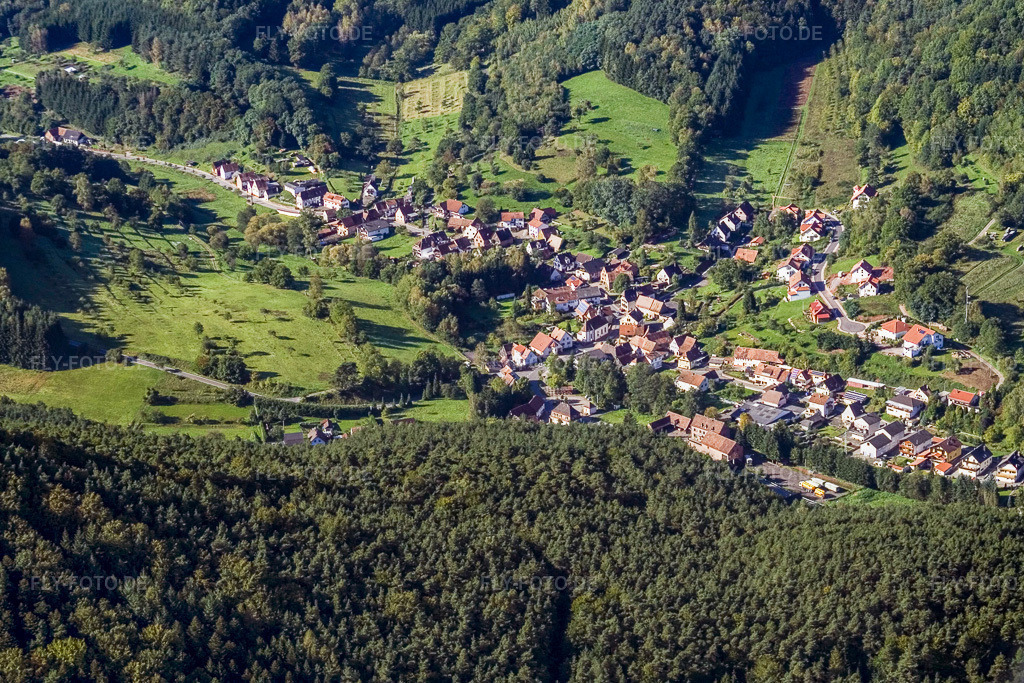 Luftbild: Dorf im Pflälzerwald von Osten in Erlenbach bei Dahn im Bundesland Rheinland-Pfalz in Deutschland. Foto: IMG_4291.jpg vom 08.10.2006 durch Werner Riehm/FLY-FOTO.de