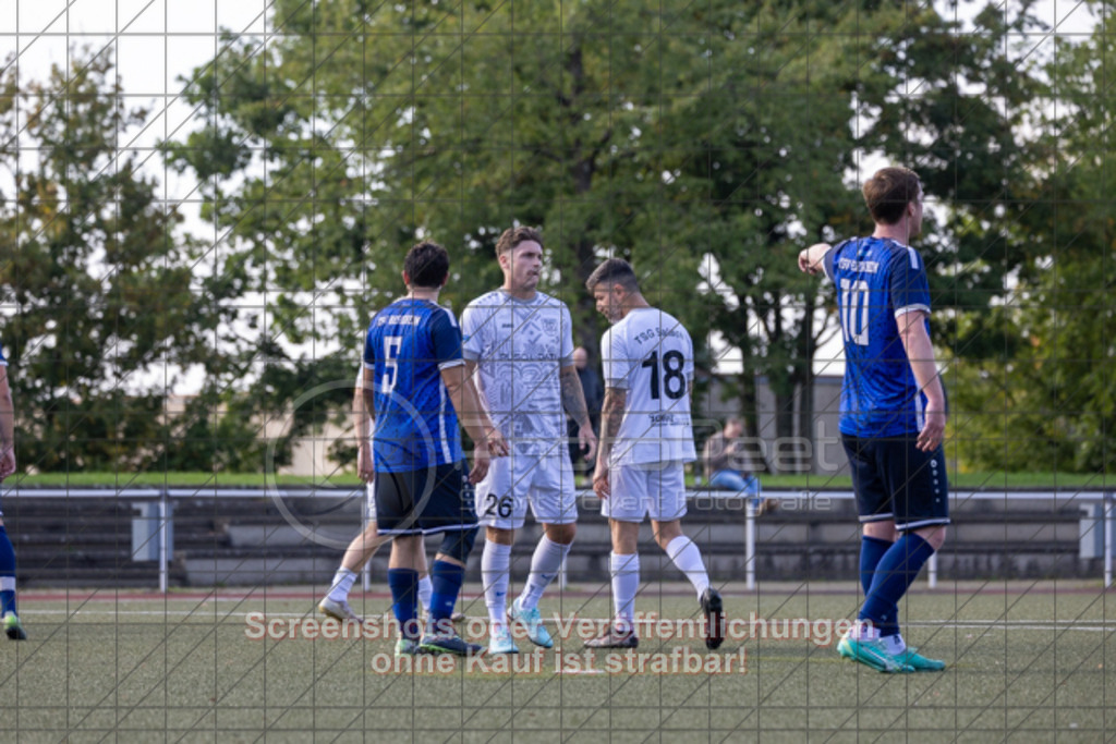 20250928_154906_0061 | #,TSG Salach (weiß) vs. TSV Berkheim (blau), Fußball, Bezirksliga - Bezirk Neckar/Fils, 06. Spieltag, Saison 2025/2026, Kunstrasensportplatz, Staufenecker Straße, 73084 Salach, 28.09.2025 - 15:00 Uhr,Foto: PhotoPeet-Sportfotografie/Peter Harich