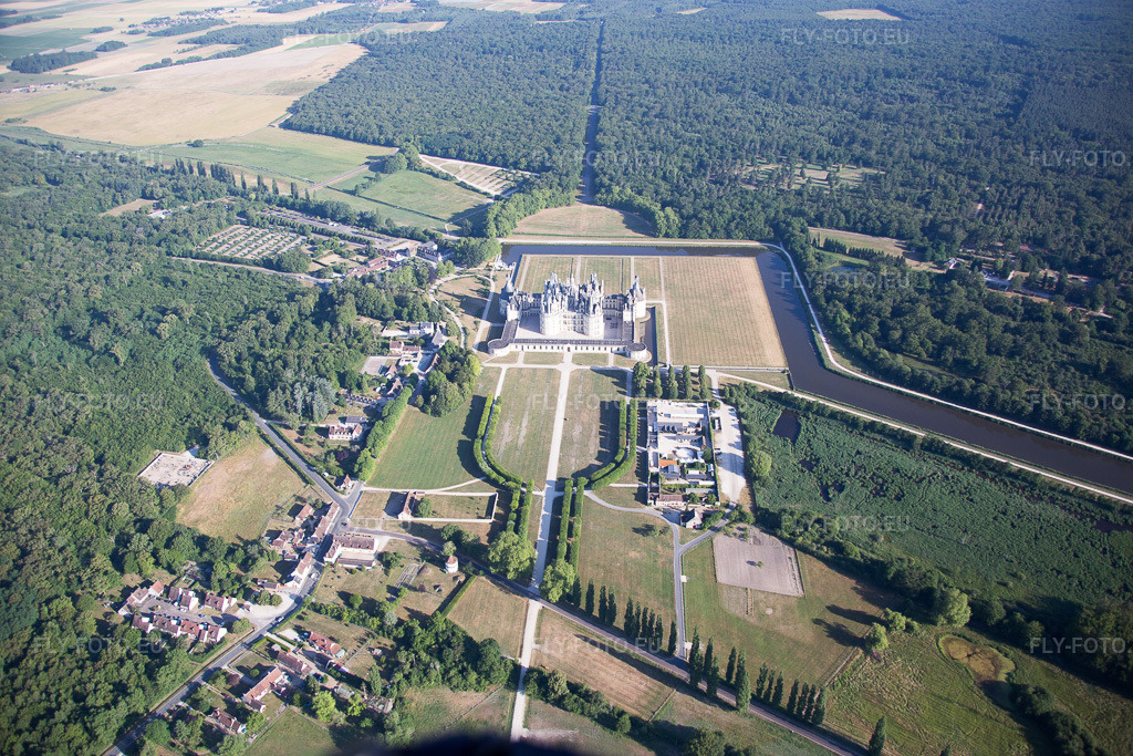 Vue aérienne: Vue de la ville à Chambord dans le département Loir et Cher, France. Photo: IMG_082146.jpg prise le 20/06/2015 par Werner Riehm/FLY-FOTO.euRésolution de l'original: 5472 x 3648 px