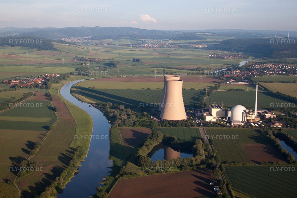 Luftbild: Reaktorblöcke, Kühlturmbauwerke und Anlagen des AKW - KKW Atomkraftwerk - Kernkraftwerk Grohnde im Ortsteil Grohnde in Emmerthal im Bundesland Niedersachsen in Deutschland. Foto: IMG_65062.jpg vom 23.05.2014 durch Werner Riehm/FLY-FOTO.de