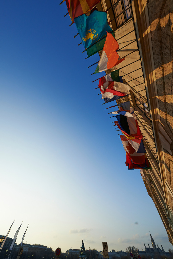 verschiedene Fahnen an der Hofburg | Wien, Austria - February 25, 2014: verschiedene Fahnen an der Hofburg gegen den blauen Himmel. - Realisiert mit Pictrs.com