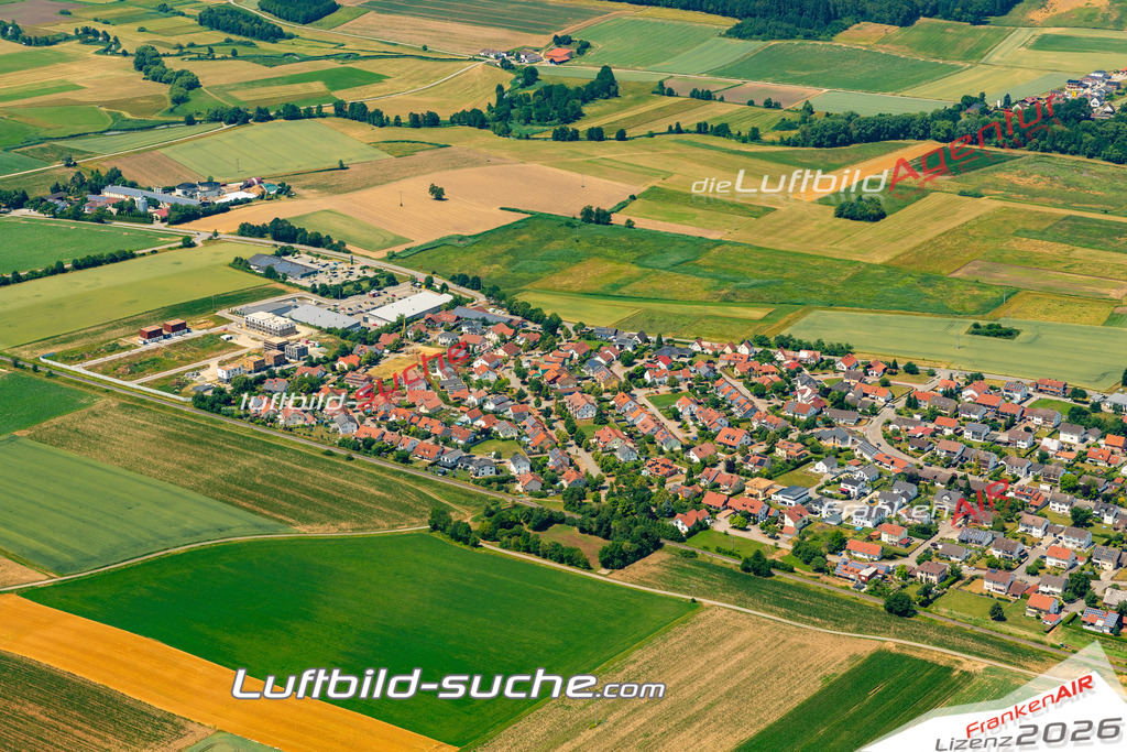 Das Luftbild zeigt :  Geiselhöring - Die Luftaufnahme wurde 2023 vom UL-Flugzeug aus erstellt ( keine Drohne ) - Hochauflösende Luftaufnahme - Für grossformatige Ausdrucke geeignet. Die Geschenkidee !Mit Lizenz und Bildrechte bestellbar