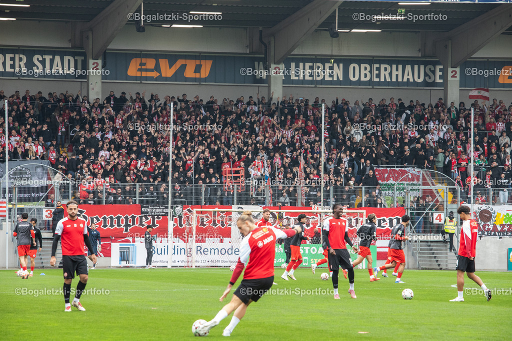 RWO Fans machen Stimmung | 11.10.2025, Fußball, Niederrheinpokal, Rot-Weiß Oberhausen - Rot-Weiss Essen: RWO Fans stimmen sich auf das Spiel ein, während sich die Teams warm machen - Realisiert mit Pictrs.com