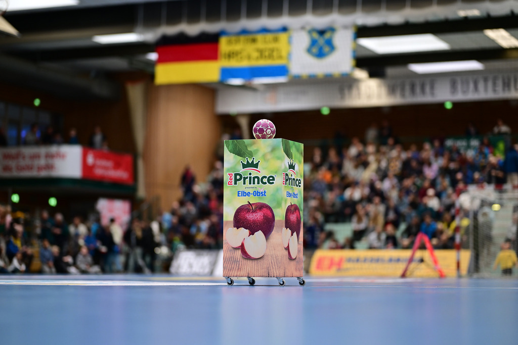 Handball I Frauen I Saison 2024-2025 I 1. HBF I Play-Down Halbfinale I Buxtehuder SV - BSV Sachsen Zwickau | Symbol, Symbolfoto, Symbolbild, Sinnbild, Bildsymbol, Darstellung, Signum, handball, ball, bälle, handball auf dem Boden, halle, hallenboden, harz, harzball, harzundherzlich, harzen, ballen, Backe, Haftmittel, Handball auf Platte, Handball auf Hallenboden,  - Realisiert mit Pictrs.com