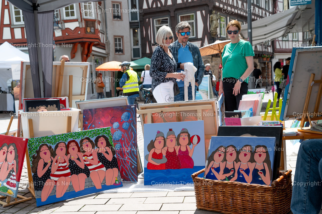 DSC_1067 | bbe, 6.5.2023, Kunstmeile und verkaufsoffener Sonntag, Bensheim, Innenstadt, ,fröhliche Badenixen auf den Bildern von Loes Pommerening (grünes Shirt), , Bild: Thomas Neu