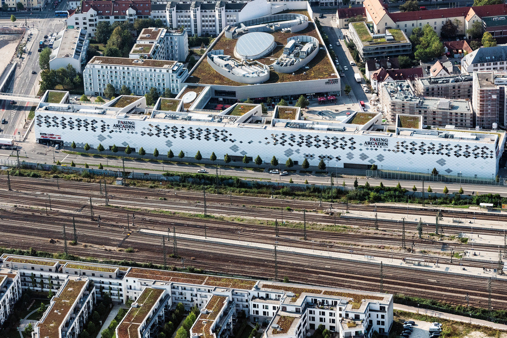 dr__0055894.jpg | MüNCHEN 17.09.2020 Gebäude des Einkaufszentrum Pasing Arcaden der mfi Management für Immobilien AG am Pasinger Bahnhofsplatz im Ortsteil Pasing-Obermenzing in München im Bundesland Bayern, Deutschland. Weiterführende Informationen bei: Allmann Sattler Wappner Architekten GmbH,  Christian Pohl GmbH,  RKW Architektur +  Rhode Kellermann Wawrowsky GmbH,  Unibail-Rodamco Germany GmbH,  iFTD. // Building of the shopping center Pasing Arcaden on Pasinger Bahnhofsplatz in the district Pasing-Obermenzing in Munich in the state Bavaria, Germany. Further information at: Allmann Sattler Wappner Architekten GmbH,  Christian Pohl GmbH,  RKW Architektur +  Rhode Kellermann Wawrowsky GmbH,  Unibail-Rodamco Germany GmbH,  iFTD. Foto: Daniel Reiter