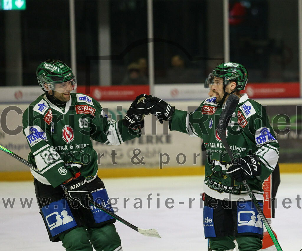 2024-01-12_109_TSV_Erding_gegen_EV_Dingolfing | Erding, Deutschland, 12.01.2024:
Eishockey, Bayernliga Vorrunde 2023 / 2024, 24. Spieltag, TSV Erding gegen EV Dingolfing, Endergebnis: 10:2

Michael Trox (Erding Gladiators, #86), Philipp Michl (Erding Gladiators, #77)

Foto: Christian Riedel / fotografie-riedel.net