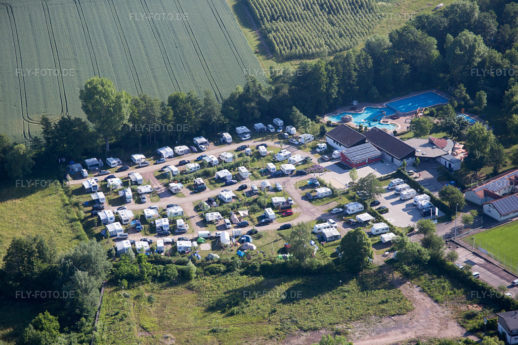 Luftbild: Camping im Klingbachtal im Ortsteil Klingen in Heuchelheim-Klingen im Bundesland Rheinland-Pfalz in Deutschland. Foto: IMG_080102.jpg vom 05.06.2015 durch Werner Riehm/FLY-FOTO.de