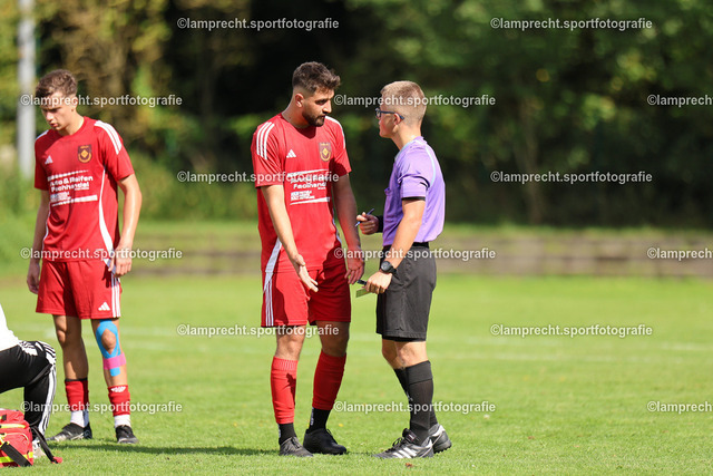 Fußball I Herren I Saison 2025-2026 I Verbandsliga Süd I 7. Spieltag I SV Schackendorf - SV Azadi Lübeck I 06.09.2025.096 | v.l. Arash Mirzaei (33, SV Schackendorf), Malik Matthies (Schiedsrichter) - Realisiert mit Pictrs.com