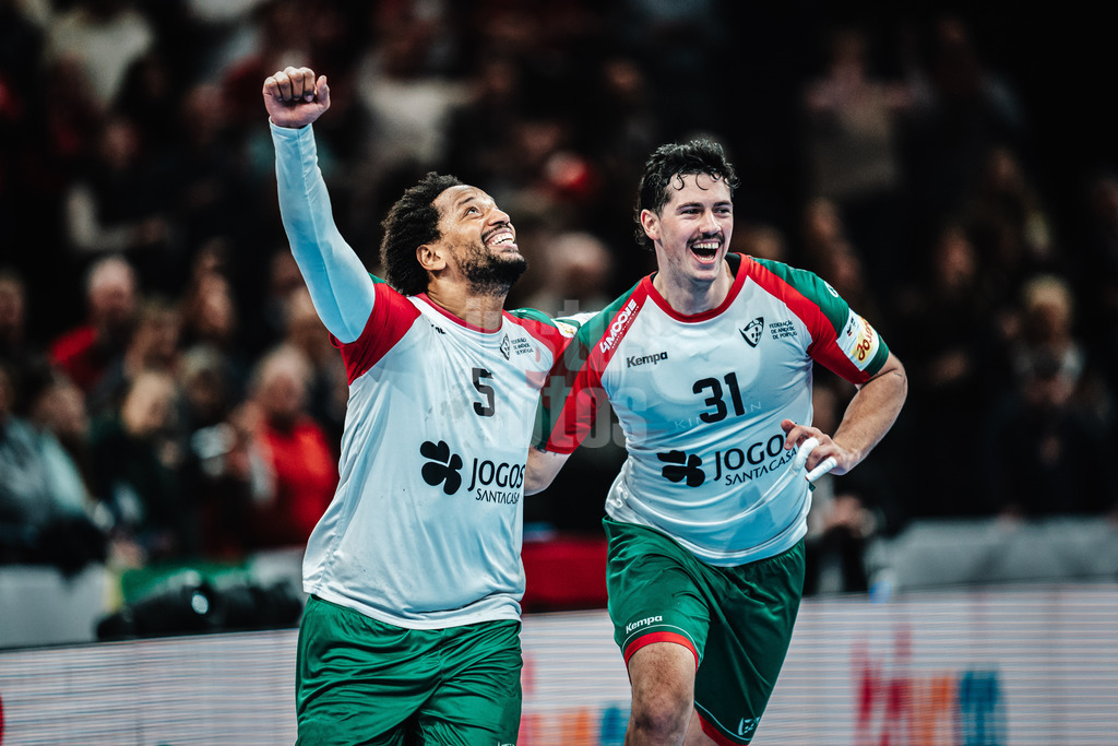 Handball | Herren | EHF EURO 2024 | European Championshop Men 2024 Final Tournament | Norwegen vs. Portugal | 17.01.2023 | v.l. Gilberto Duarte (#5, Portugal, POR) und Salvador Salvador (#31, Portugal, POR) freuen sich über den Sieg gegen Norwegen