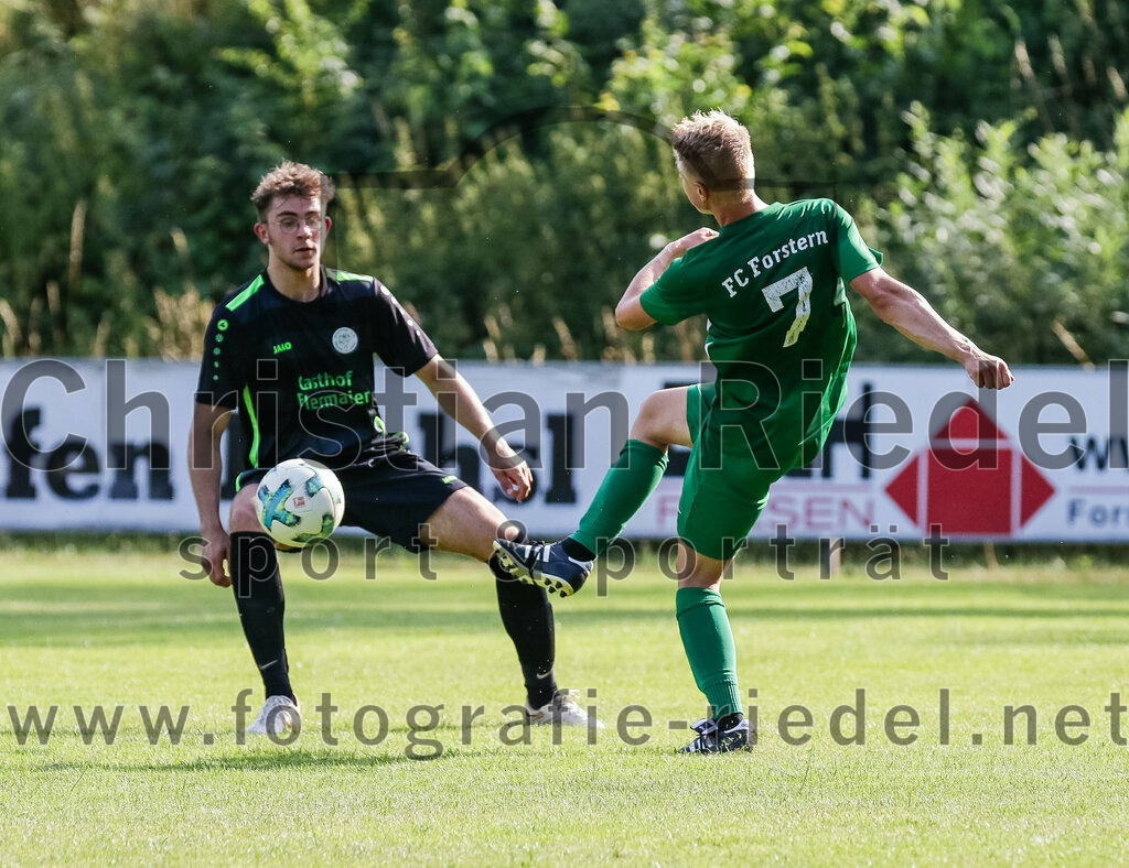 2023-07-09_103_FC_Forstern_gegen_SpVgg_Neuching | Forstern, Deutschland, 09.07.2023:
Fußball, Kreisklasse 2023 / 2024, Testspiel, FC Forstern gegen SpVgg Neuching, Endergebnis: 2:4

Lukas Schindlbeck (SpVgg Neuching, #15), Niklas Kasper (FC Forstern, #7)

Foto: Christian Riedel / fotografie-riedel.net