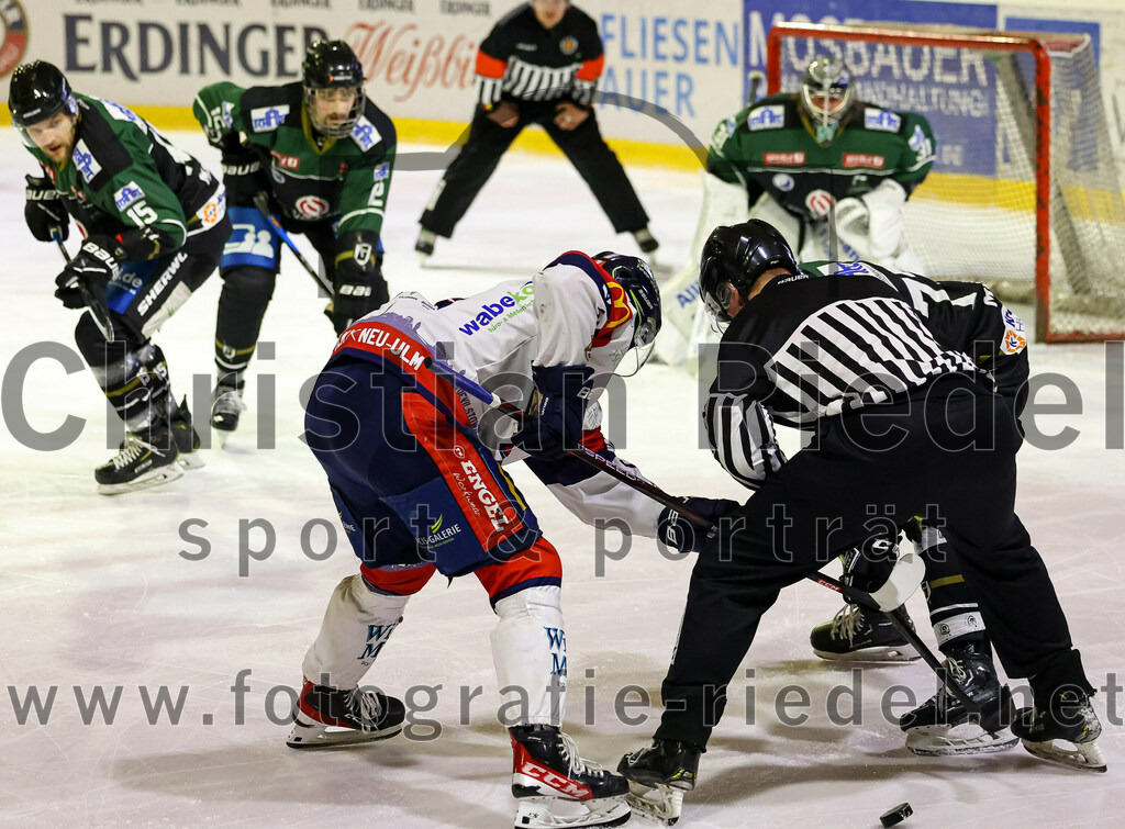 2023-01-13_019_TSV_Erding_gegen_VfE_Ulm-Neu-Ulm | Erding, Deutschland, 13.01.2023:
Eishockey, Bayernliga 2022 / 2023, 27. Spieltag, TSV Erding gegen VfE Ulm/Neu-Ulm, Endergebnis: 6:1

Philipp Michl (Erding Gladiators, #77)

Foto: Christian Riedel / fotografie-riedel.net