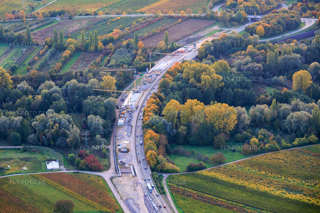 Luftbild: Baustelle zum vierspurigen Ausbau der B10 an der Queichbrücke im Ortsteil Godramstein in Landau im Bundesland Rheinland-Pfalz in Deutschland. Foto: IMG_150329.jpg vom 15.10.2025 durch Werner Riehm/FLY-FOTO.de