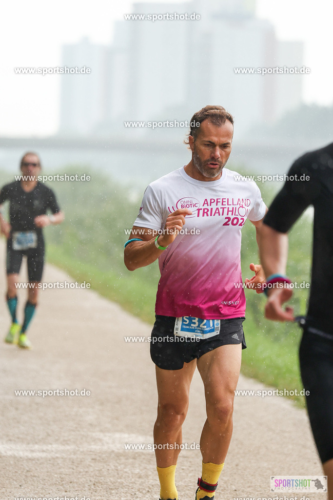 LUR_1313 | 34. M-net Erlanger Triathlon 2025 #erlangertriathlon  #mnettriathlon2025 #mnettriathlon #team #olympischedistanz #mitteldistanz #triathlon #maindonaukanal  #erlangertriathlon2025 #yourpictrs #tv1848 #tv1848erlangen  #triathlonbayern #sportinerlangen #demsportverbunden #sportshot_your_pictrs Copyright: www.sportshot.de