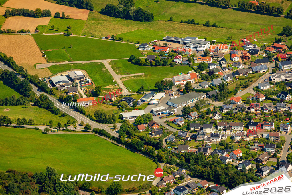 Klassische Luftaufnahme ohne Drohne zeigt:Neuenheerse bei Bad Driburg - Die Luftbildaufnahme wurde 2025 vom UL-Flugzeug heraus erstellt ( keine Drohnenaufnahme ) - Hochauflösende Luftaufnahme -Nicht vergleichbar mit Google Maps oder Satelittenbilder- Die Geschenkidee !Mit Lizenz und Bildrechte bestellbar