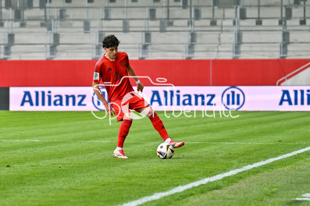 FC Bayern München U19 - VfL Wolfsburg U19 | am BAll Deniz OFLI (FCB #3) / Einzelfoto / Freisteller / U19 DFB Nachwuchsliga Endrunde: FC Bayern Muenchen - VfL Wolfsburg, FC Bayern Campus am 26.04.2025