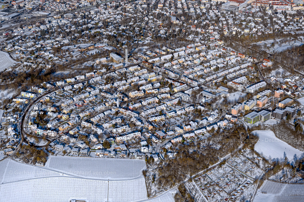 4043174 | WüRZBURG 13.02.2021 Winterlich schneebedeckte Wohngebiet - Mischbebauung der Mehr- und Einfamilienhaussiedlung an der Hans-Löffler-Straße im Ortsteil Frauenland in Würzburg im Bundesland Bayern, Deutschland. // Wintry snowy residential area - mixed development of a multi-family housing estate and single-family housing estate on Hans-Loeffler-Strasse in the district Frauenland in Wuerzburg in the state Bavaria, Germany. Foto: Gerhard Launer