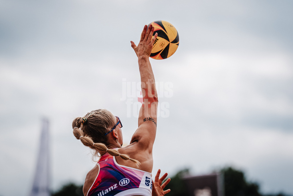 Beachvolleyball | Frauen | Allianz German Beach Tour 2025 | Tourstop München | 06.07.2025 | Paula Schürholz beim Aufschlag