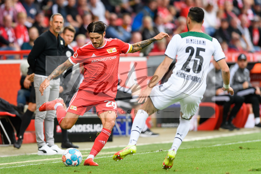FCUBMG20210829_031 | Fussball, Herren: Christopher Trimmel (1.FC Union Berlin) und Ramy Bensebaini (Borussia Moenchengladbach) im Zweikampf beim Spiel der 1. Bundesliga zwischen 1. FC Union Berlin und Borussia Moenchengladbach im Stadion An der Alten Foersterei am 29.08.2021 in Berlin, Deutschland. - Realisiert mit Pictrs.com
