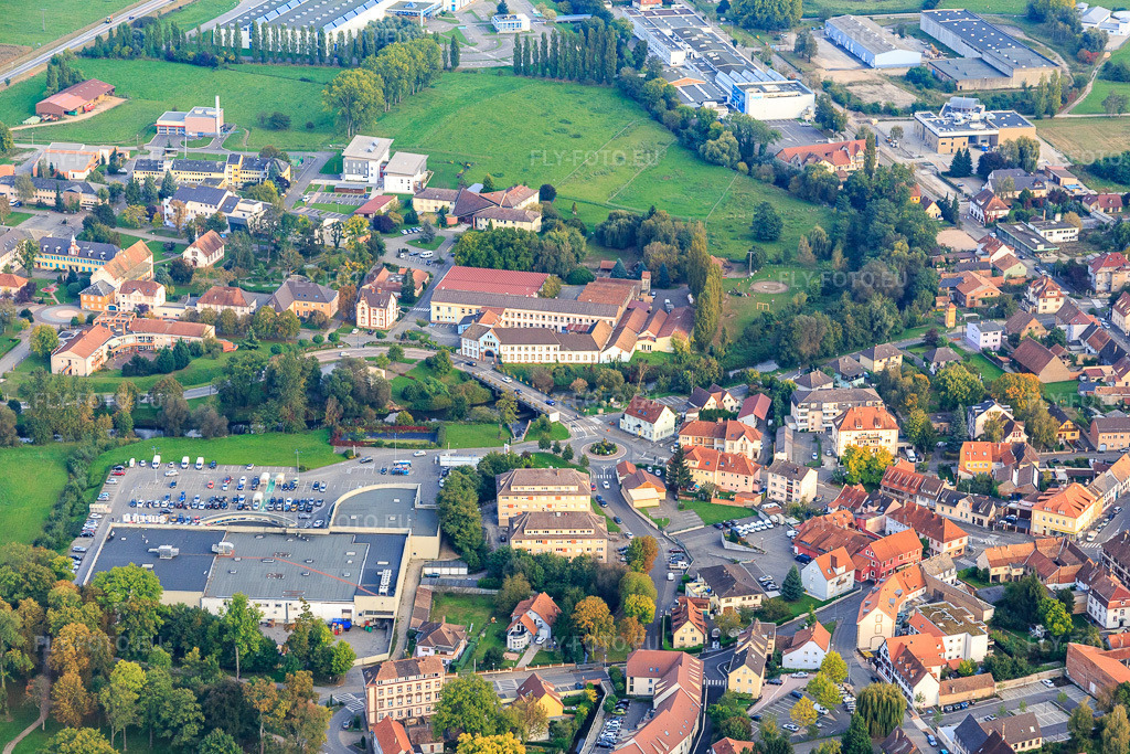 Vue aérienne: Super U et Drive à Bischwiller dans le département Bas Rhin, France – .Photo: IMG_074286.jpg prise le 04/10/2014 par Werner Riehm/FLY-FOTO.eu – Résolution de l'original: 5274 x 3516 px – WWW.COURSESU.COM