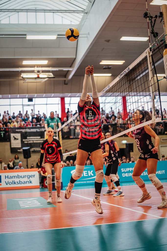 Volleyball | Frauen | Saison 2025/2026 | Volleyball Bundesliga | ETV Hamburger Volksbank Volleys vs. Schwarz-Weiß Erfurt | 15.02.2026 | Zoe Konjer (#8, ETV Hamburger Volksbank Volleys) spielt den Ball