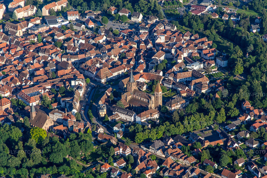 Aerial view: Abbatiale Saint Pierre et Paul in Wissembourg in the state Bas-Rhin, France. – Photo: IMG_142324.jpg taken on 07/08/2024 by Werner Riehm/FLY-FOTO.com – Resolution of the original: 5202 x 3468 px – Paroisse de Wissembourg