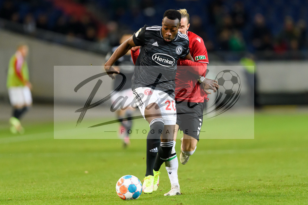 H96DUS20211027_039 | Fussball, Herren: Khaled Narey (Fortuna Duesseldorf) und Niklas Hult (Hannover 96) im Zweikampf bei dem Spiel der 2. Runde im DFB-Pokal zwischen Hannover 96 und Fortuna Duesseldorf in der HDI-Arena am 27.10.2021 in Hannover, Deutschland.DFB / DFL REGULATIONS PROHIBIT ANY USE OF PHOTOGRAPHS AS IMAGE SEQUENCES AND/OR QUASI-VIDEO. - Realisiert mit Pictrs.com